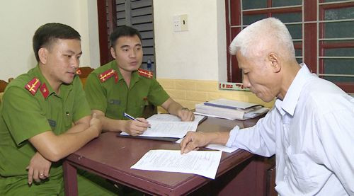 Trương Phú Cự tại cơ quan công an. Ảnh: Công an Thanh Hóa cung cấp.