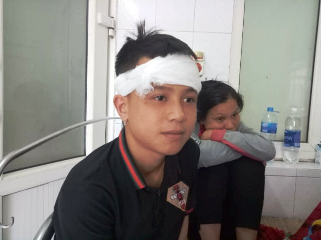 Cháu Lê Ngọc Sơn bị mảnh ván của tàu văng vào đầu. Cháu Lê Ngọc Sơn bị mảnh ván của tàu văng vào đầu.