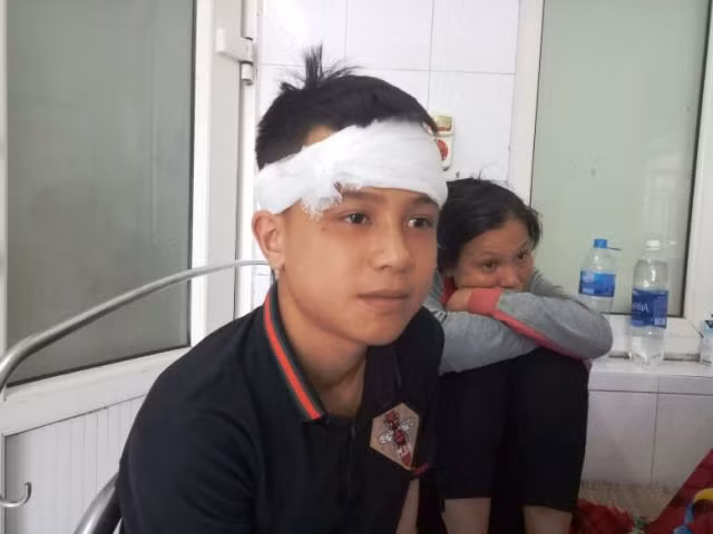 Cháu Lê Ngọc Sơn bị mảnh ván của tàu văng vào đầu.
