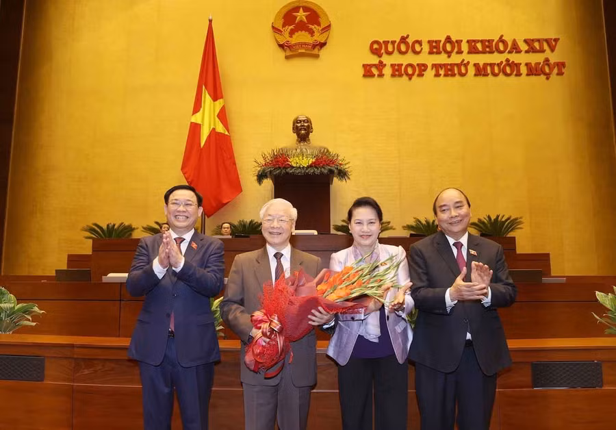 Chủ tịch Quốc hội Vương Đình Huệ và các đồng chí lãnh đạo Đảng, Nhà nước chúc mừng Tổng Bí thư, Chủ tịch nước Nguyễn Phú Trọng.