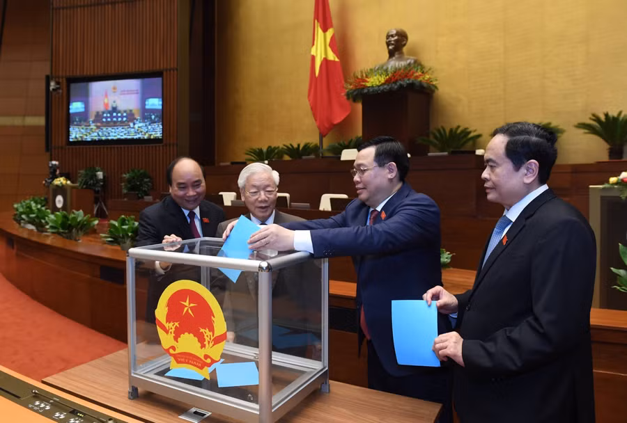 Tổng Bí thư, Chủ tịch nước Nguyễn Phú Trọng và các đồng chí lãnh đạo Đảng, Nhà nước bỏ phiếu miễn nhiệm Thủ tướng Chính phủ. Ảnh: Quang Khánh