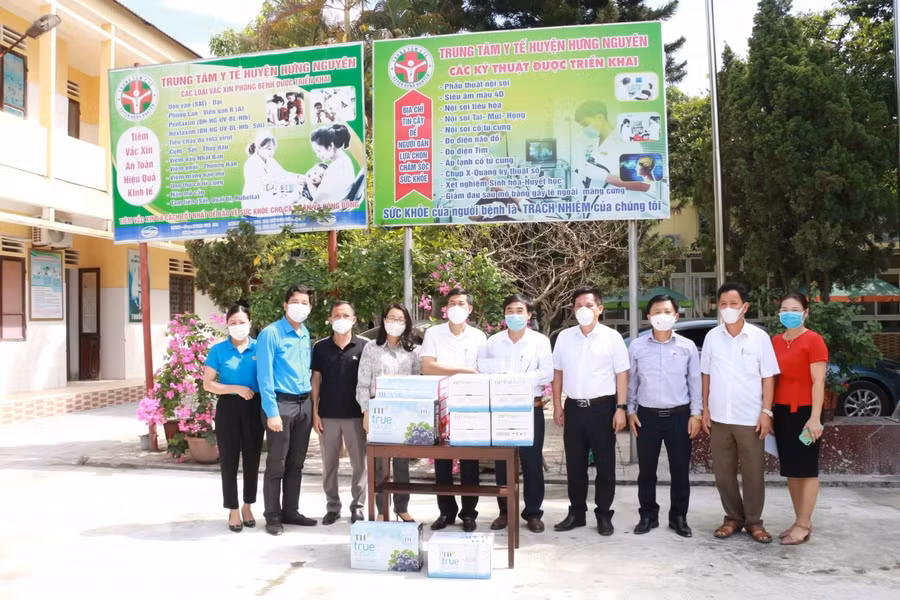 Sở GD&amp;ĐT Nghệ An trao quà hỗ trợ bệnh viện dã chiến đặt tại Trung tâm Y tế huyện Hưng Nguyên