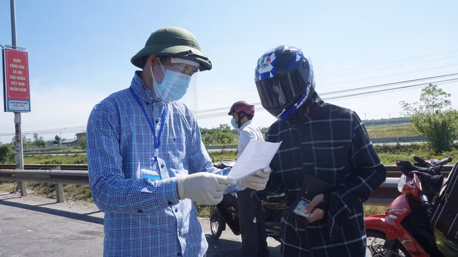 GV TP Vinh hỗ trợ lực lượng chức năng tại các điểm chốt kiểm tra, giám sát người được phép qua lại