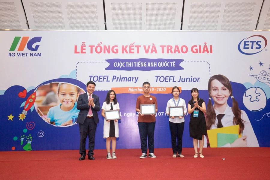 Ban tổ chức trao thưởng cho học sinh Nghệ An đạt điểm cao tại kỳ thi tiếng Anh quốc tế TOEFL Junior năm học 2019 -2020