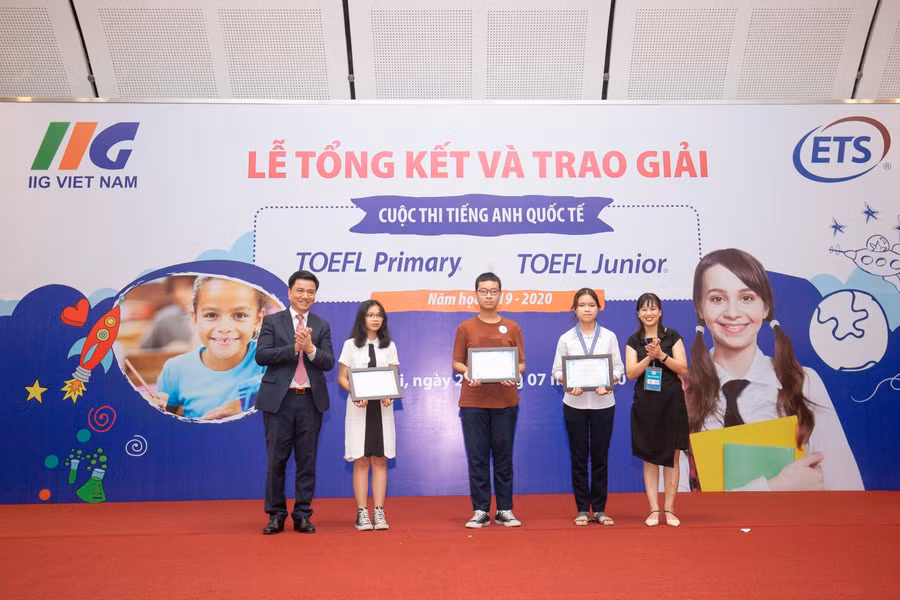 Ban tổ chức trao thưởng cho học sinh Nghệ An đạt điểm cao tại kỳ thi tiếng Anh quốc tế TOEFL Junior năm học 2019 -2020