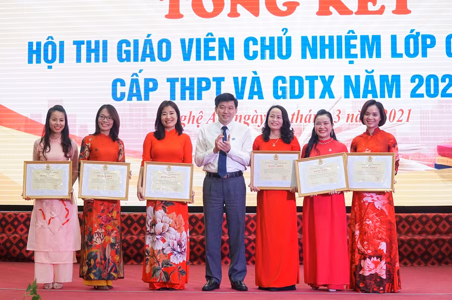 Ông Kha Văn Tám - Chủ tịch Liên đoàn Lao động tỉnh Nghệ An trao bằng khen cho các cá nhân xuất sắc tại hội thi