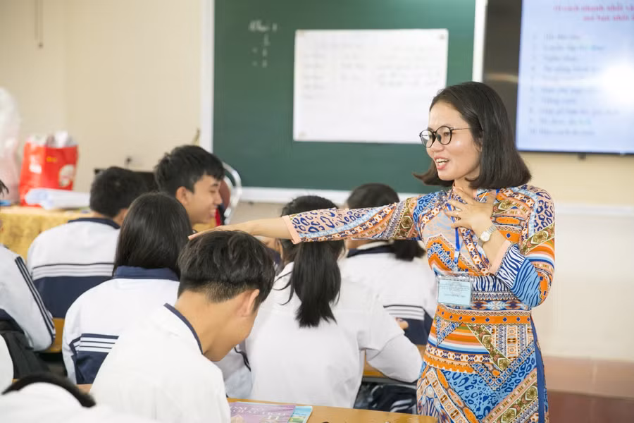 Giáo viên thi phần thực hành là một tiết sinh hoạt lớp.