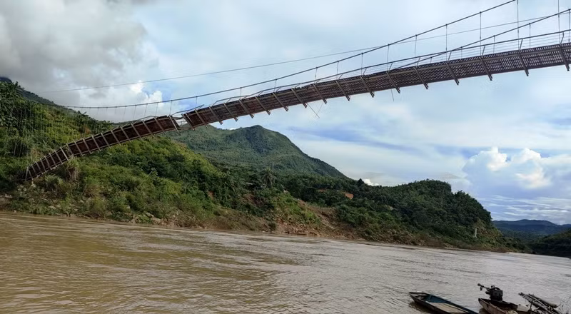 Bà Phạm Thị Tuyết – Chủ tịch UBND xã Phú Xuân, cho hay: “Để đảm bảo nhu cầu đi lại cho người dân địa phương, chính quyền huyện Quan Hóa đã đầu tư lắp đặt một chiếc xuống máy, giúp bà con qua lại cho đỡ vất vả. Tuy nhiên, do chiếc xuống quá bé, mỗi khi nước sông chảy xiết rất mất an toàn”.