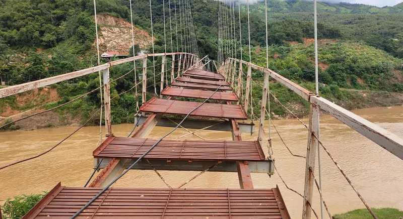 Cầu treo Pan được được xây dựng theo chương trình 135 do UBND huyện Quan Hóa làm chủ đầu tư, đưa vào sử dụng từ năm 2000. Cầu treo bản Pan trị giá gần 2,5 tỷ đồng bằng vốn ngân sách Nhà nước.