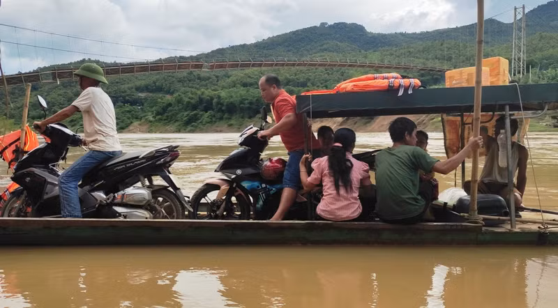 Từ ngày cầu treo bị hỏng, bà con ba bản Phé, Bá, Mí phải sử dụng thuyền, bè để vượt sông Mã.