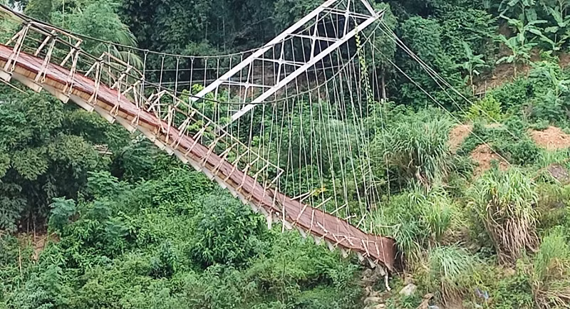Cầu treo bị lũ đánh sập, hơn 2 năm vẫn chưa tháo dỡ vì không có... kinh phí ảnh 4