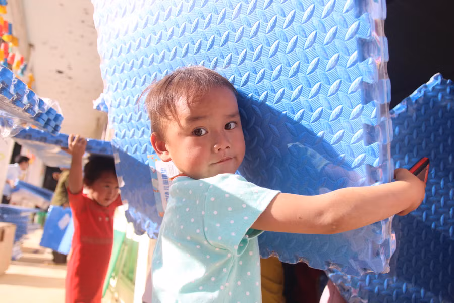 Niềm vui và háo hức của những em bé Mông khi nhận quà