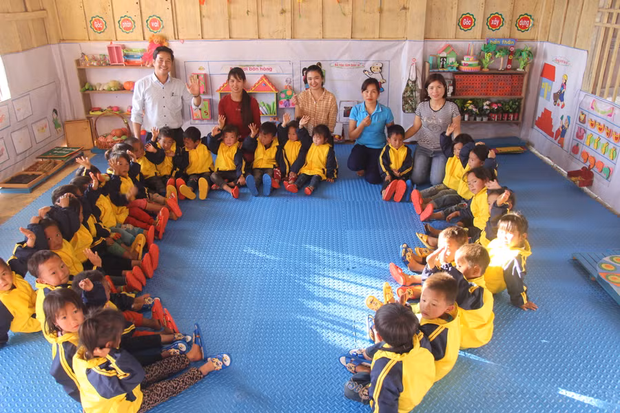 Niềm vui của các lớp khi có áo, dép và thảm mới