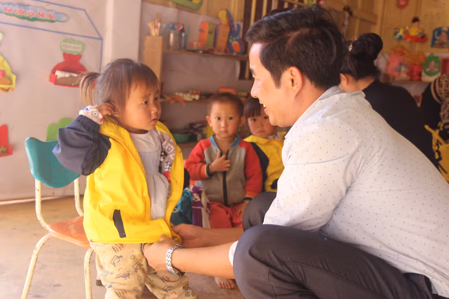 Các bé được tặng áo khoác ấm mới