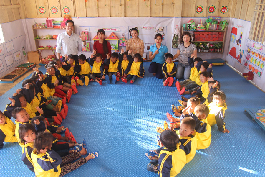 Niềm vui của các lớp khi có áo, dép và thảm mới