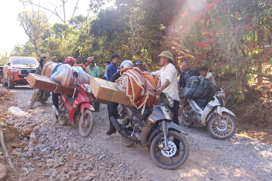 Đường đến điểm trường Huồi Pốc toàn dốc đứng, phụ huynh tăng bo xe máy để chở quà về cho cô trò