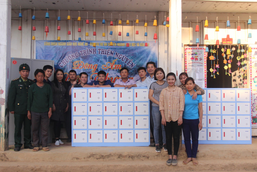 Đoàn thiện nguyện cũng tự tay lắp đặt và tặng 6 tủ đồ học sinh, 2 tủ đồ giáo viên cho Trường Mầm non Nậm Cắn.