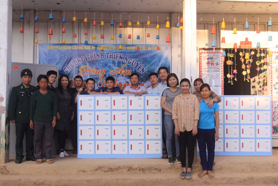 Đoàn thiện nguyện cũng tự tay lắp đặt và tặng 6 tủ đồ học sinh, 2 tủ đồ giáo viên cho Trường Mầm non Nậm Cắn.