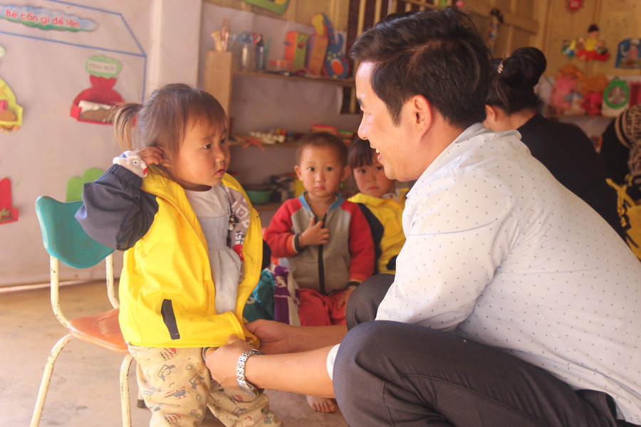 Các bé được tặng áo khoác ấm mới