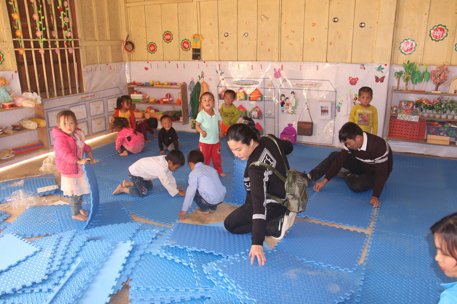 Các bé tự tin cùng tham gia ghép thảm nền nhà lớp học. Hiện cả 3 phòng học của điểm Huồi Pốc đều đang là nền xi măng được xây từ lâu nên nhiều bụi bẩn