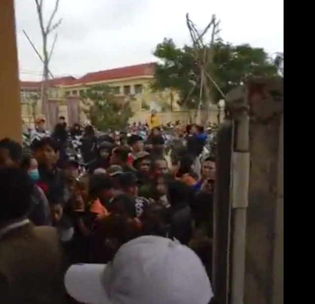 Dân vây trụ sở UBND xã yêu cầu làm rõ sự việc và đòi "xử" đối tượng. Ảnh người dân cung cấp