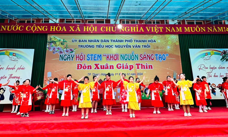 Tiết mục văn nghệ chào mừng Ngày hội STEM của học sinh Trường Tiểu học Nguyễn Văn Trỗi (TP Thanh Hóa). (Ảnh: TH) Tiết mục văn nghệ chào mừng Ngày hội STEM của học sinh Trường Tiểu học Nguyễn Văn Trỗi (TP Thanh Hóa). (Ảnh: TH)