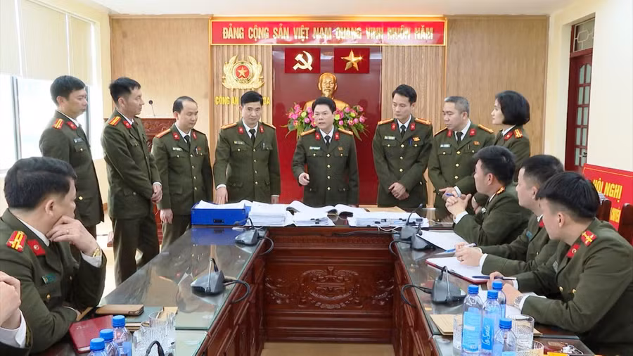 Đại tá Nguyễn Hữu Mạnh - Phó Giám đốc, Thủ trưởng Cơ quan ANĐT Công an tỉnh Thanh Hóa chỉ đạo Ban Chuyên án tiếp tục điều tra vụ án. (Ảnh: CACC)