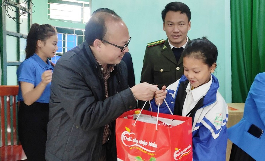 Nhà báo Hà Đồng - PV thường trú Báo Tuổi trẻ tại Thanh Hóa trao quà Tết tới học sinh nghèo. Ảnh: TL Nhà báo Hà Đồng - PV thường trú Báo Tuổi trẻ tại Thanh Hóa trao quà Tết tới học sinh nghèo. Ảnh: TL