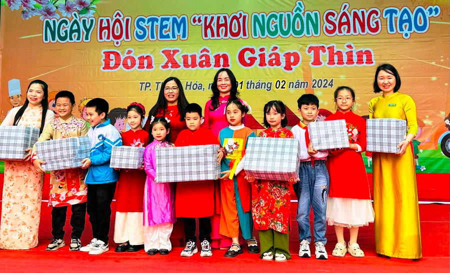 Trao giải xuất sắc vòng chung kết bài học STEM. (Ảnh: TH) Trao giải xuất sắc vòng chung kết bài học STEM. (Ảnh: TH)