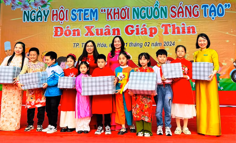 Trao giải xuất sắc vòng chung kết bài học STEM. (Ảnh: TH)