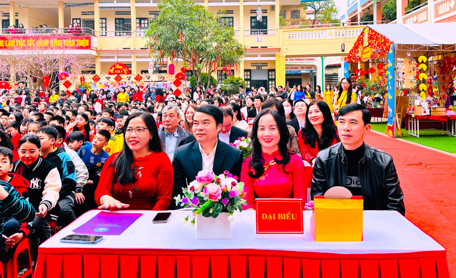 Các đại biểu đến dự Ngày hội STEM của Trường Tiểu học Nguyễn Văn Trỗi (TP Thanh Hóa). (Ảnh: TH) Các đại biểu đến dự Ngày hội STEM của Trường Tiểu học Nguyễn Văn Trỗi (TP Thanh Hóa). (Ảnh: TH)