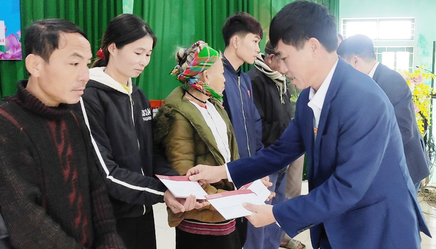 Lãnh đạo Chi nhánh Ngân hàng Nông nghiệp huyện Như Xuân trao quà người dân nghèo ở xã Thanh Sơn. Ảnh: TL. Lãnh đạo Chi nhánh Ngân hàng Nông nghiệp huyện Như Xuân trao quà người dân nghèo ở xã Thanh Sơn. Ảnh: TL.