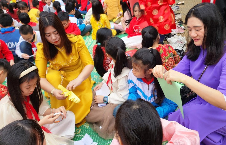 Cô và trò cùng tham gia Ngày hội STEM "Khi nguồn sáng tạo". (Ảnh: TH) Cô và trò cùng tham gia Ngày hội STEM "Khi nguồn sáng tạo". (Ảnh: TH)