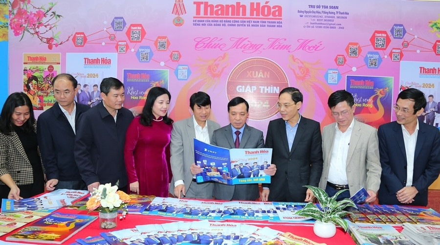 Ông Lại Thế Nguyên, Phó Bí thư Thường trực Tỉnh ủy, (người cầm tờ báo) cùng lãnh đạo tỉnh tham quan gian trưng bày tại Hội Báo Xuân Giáp Thìn 2024. (Ảnh: QH)