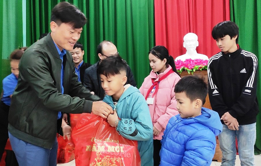 Anh Lê Văn Hiếu - Bí thư huyện Đoàn Như Xuân trao quà Tết học sinh nghèo. Ảnh: TL Anh Lê Văn Hiếu - Bí thư huyện Đoàn Như Xuân trao quà Tết học sinh nghèo. Ảnh: TL