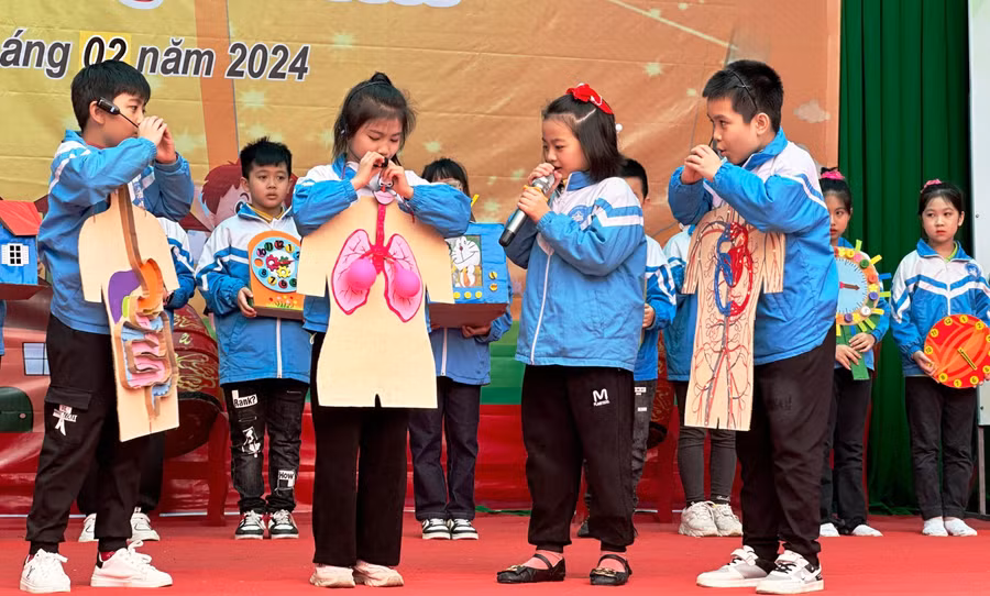 Học sinh trình diễn sản phẩm STEM. (Ảnh:TH)