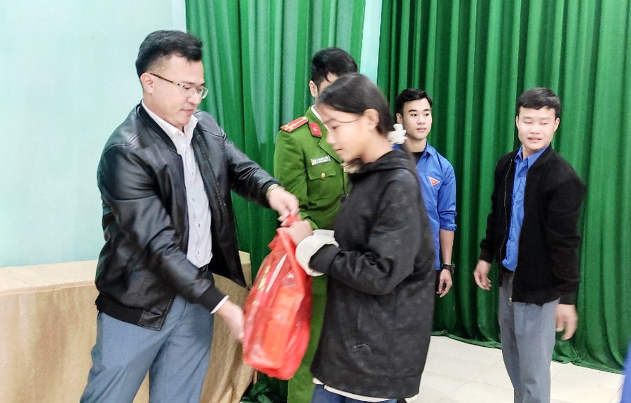 Địa diện Công ty cổ phần hợp tác nhân lực Quốc tế VINACO trao quà học sinh nghèo. Ảnh: TL Địa diện Công ty cổ phần hợp tác nhân lực Quốc tế VINACO trao quà học sinh nghèo. Ảnh: TL