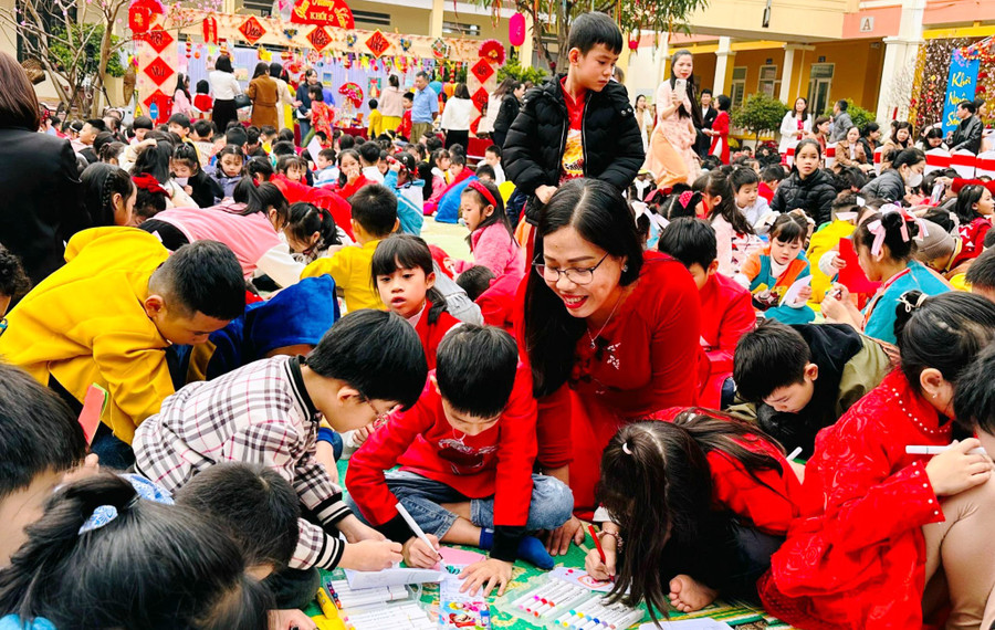 Cô giáo và học trò cùng hòa mình vào ngày hội STEM "Khơi nguồn sáng tạo". (Ảnh: TH) Cô giáo và học trò cùng hòa mình vào ngày hội STEM "Khơi nguồn sáng tạo". (Ảnh: TH)