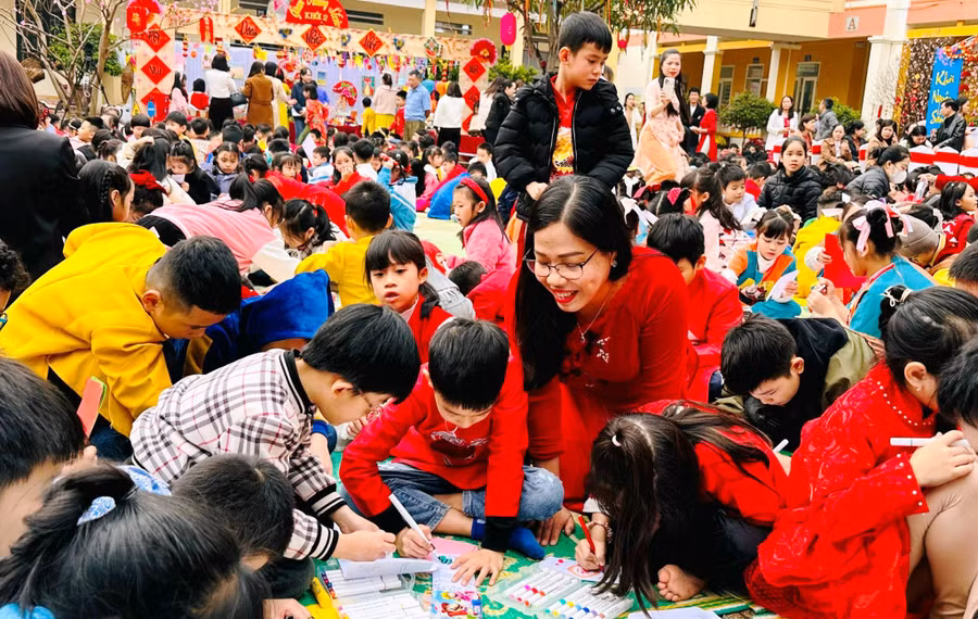 Cô giáo và học trò cùng hòa mình vào ngày hội STEM "Khơi nguồn sáng tạo". (Ảnh: TH)