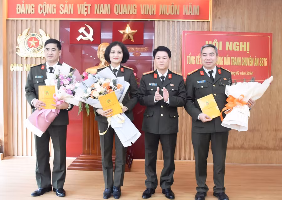 Đại tá Nguyễn Hữu Mạnh, Phó Giám đốc Công an tỉnh Thanh Hóa trao thưởng các đơn vị có thành tích xuất sắc trong đấu tranh chuyên án. (Ảnh: CACC)