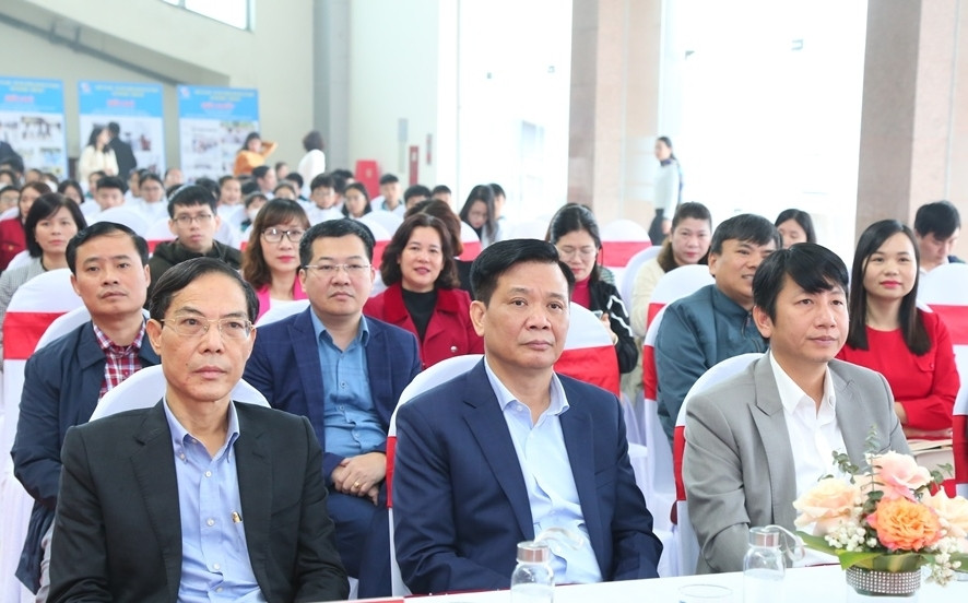 Các đại biểu tham dự buổi Khai mạc Hội Báo Xuân Giáp Thìn 2024 tại Thanh Hóa. (Ảnh: QH)