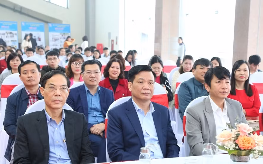 Các đại biểu tham dự buổi Khai mạc Hội Báo Xuân Giáp Thìn 2024 tại Thanh Hóa. (Ảnh: QH)