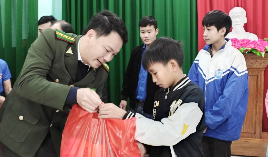 Ông Dương Hoàng Hải - Hạt trưởng Hạt Kiểm lâm Như Xuân trao quà tới học sinh nghèo ở xã Thanh Sơn (Như Xuân, Thanh Hóa). Ảnh: TL Ông Dương Hoàng Hải - Hạt trưởng Hạt Kiểm lâm Như Xuân trao quà tới học sinh nghèo ở xã Thanh Sơn (Như Xuân, Thanh Hóa). Ảnh: TL