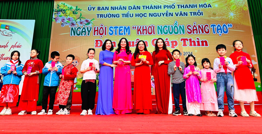 Học sinh được nhận quà 'lì xì' trong Ngày hội STEM. (Ảnh: TH) Học sinh được nhận quà 'lì xì' trong Ngày hội STEM. (Ảnh: TH)
