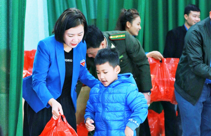 Chị Bùi thị Huệ - Phó Bí thư huyện Đoàn Như Xuân trao quà học sinh nghèo. Ảnh: TL Chị Bùi thị Huệ - Phó Bí thư huyện Đoàn Như Xuân trao quà học sinh nghèo. Ảnh: TL