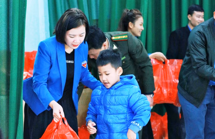 Chị Bùi thị Huệ - Phó Bí thư huyện Đoàn Như Xuân trao quà học sinh nghèo. Ảnh: TL