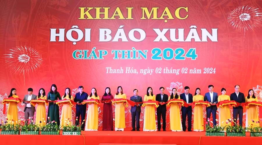 Các đại biểu cắt băng khai Hội Báo Xuân Giáp Thìn 2024 ở Thanh Hóa. (Ảnh: QH)
