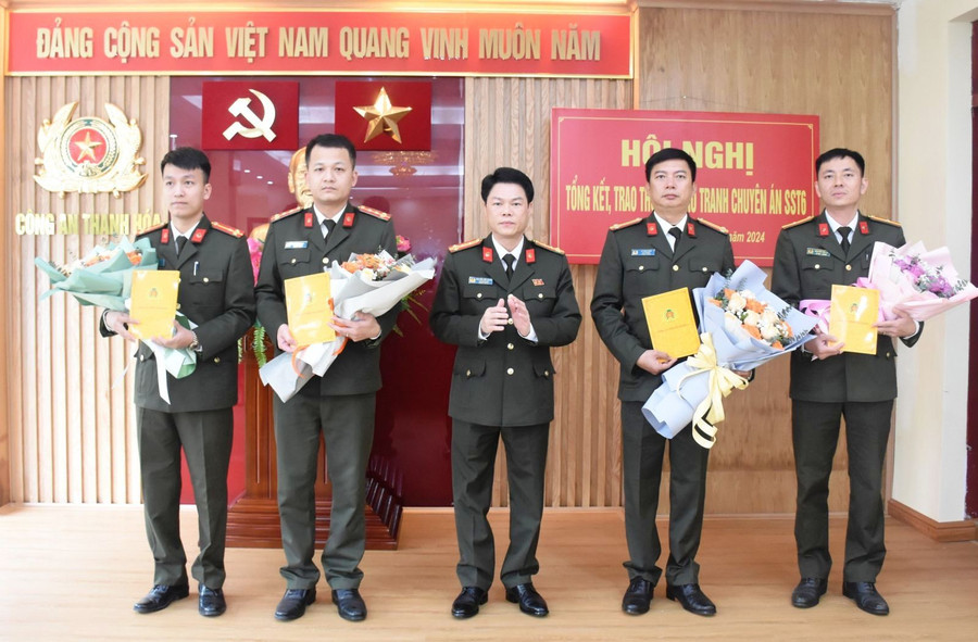 Đại tá Nguyễn Hữu Mạnh, Phó Giám đốc Công an tỉnh Thanh Hóa trao thưởng các đơn vị trong chuyên án. (Ảnh: CACC)