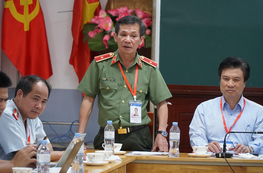 Đại diện Bộ Công an - trong đoàn kiểm tra công tác chấm thi - lưu ý công tác đảm bảo an ninh, an toàn chấm thi tại Nghệ An. Đại diện Bộ Công an - trong đoàn kiểm tra công tác chấm thi - lưu ý công tác đảm bảo an ninh, an toàn chấm thi tại Nghệ An.