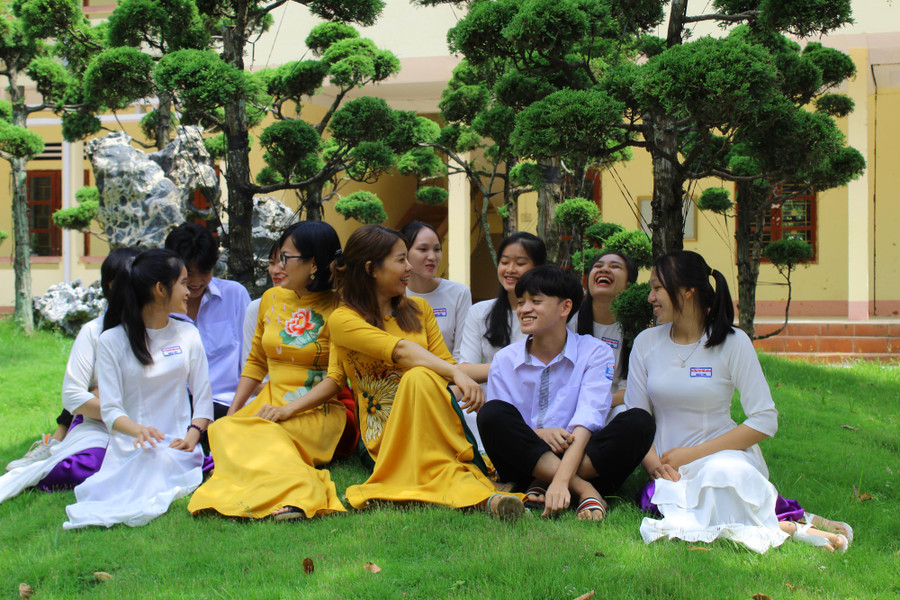 Cô Ninh Thị Cúc (đeo kính) và cô Lê Thị Ngân cùng học sinh đạt điểm cao nhất môn Lịch sử, kỳ thi tốt nghiệp THPT 2022 của nhà trường.